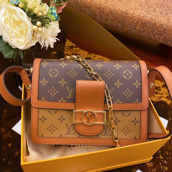 <p>Style: M44391</p>
<p>Size:    25*17*10.5 C M</p>
<p>Original box & dust bag included</p>