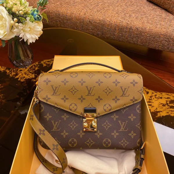 <p>Style: M44875</p>
<p>Size: 9.8 x 7.5 x 2.8 inches<br />
(length x Height x Width)</p>
<p>Original Box & Dust bag Included</p>