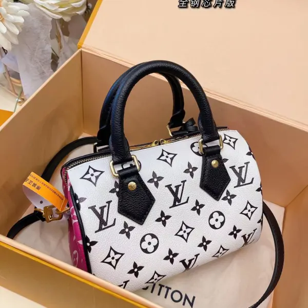 <p>Style: M46088</p>
<p>Size: 20.5 x 13.5 x 12 cm<br />
(Depth x Height x Width)</p>
<p>Dust bag included</p>