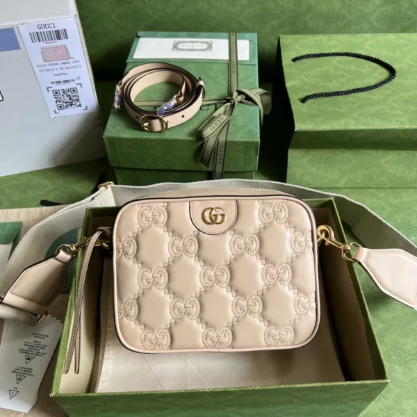 <p>Style:  702234</p>
<p>Size:    21.5*17*7.5    CM</p>
<p>Original box & dust bag included</p>