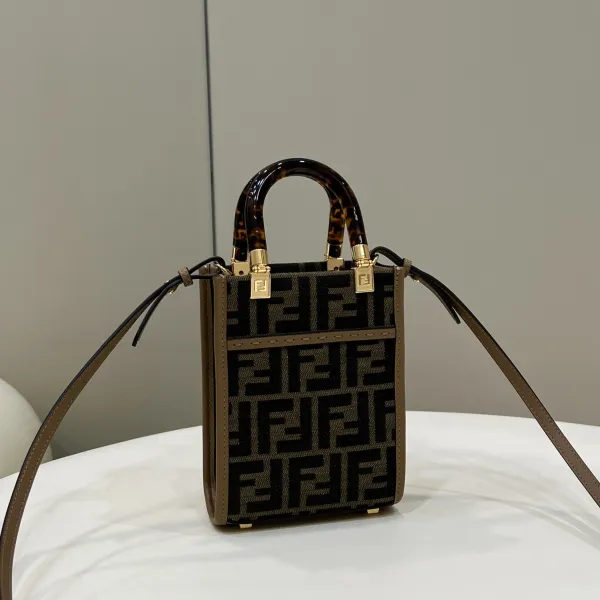 <p>Style:  8572s</p>
<p>Size:    16.5*6*18    CM</p>
<p>Original box & dust bag included</p>