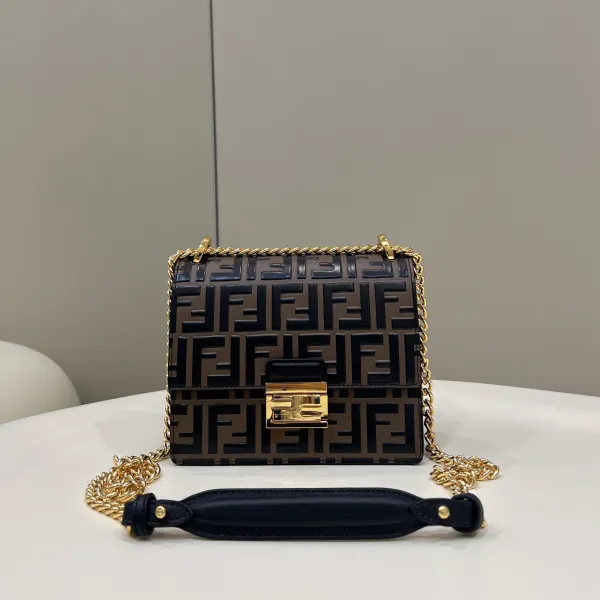 <p>Style:  0508S</p>
<p>Size:    13*9*19    CM</p>
<p>Original box & dust bag included</p>