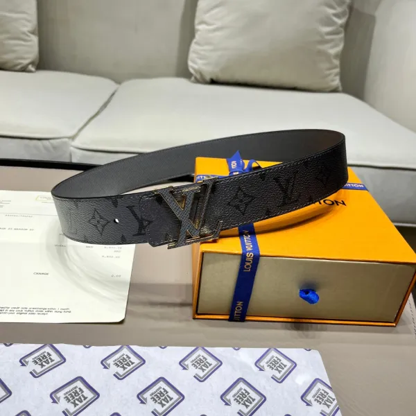 <p>Width :    4    CM</p>
<p>Original box & dust bag included</p>