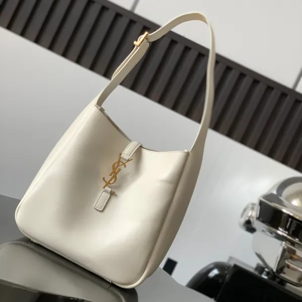 <p>Style:  710886</p>
<p>Size:     24*24*10   CM</p>
<p>Original box & dust bag included</p>